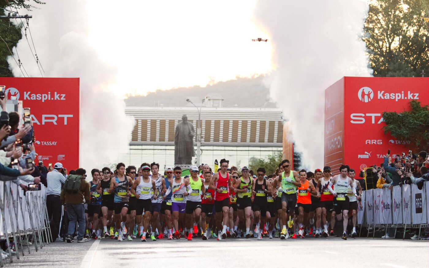 Участники Almaty Marathon на трассе в центре Алматы