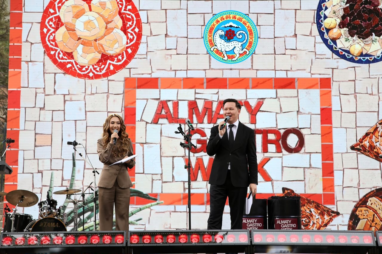 Гости гастрономического фестиваля Almaty Gastro Week на улице Жибек Жолы