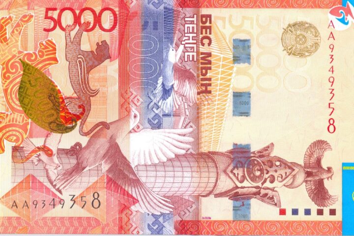 Доллар опустился ниже 450 тенге