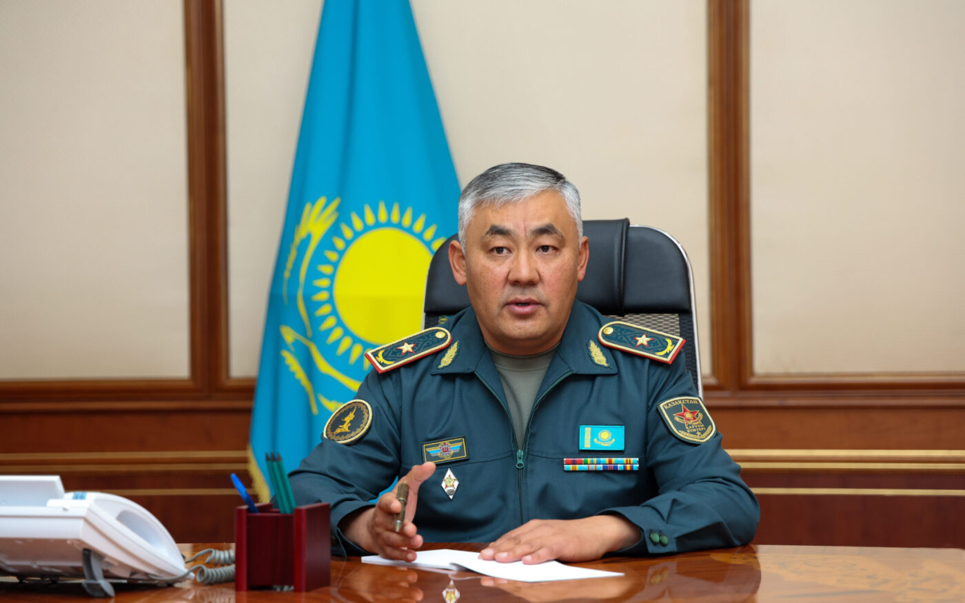 Министр обороны Айдос Мырзахметов проводит совещание с руководством Минобороны