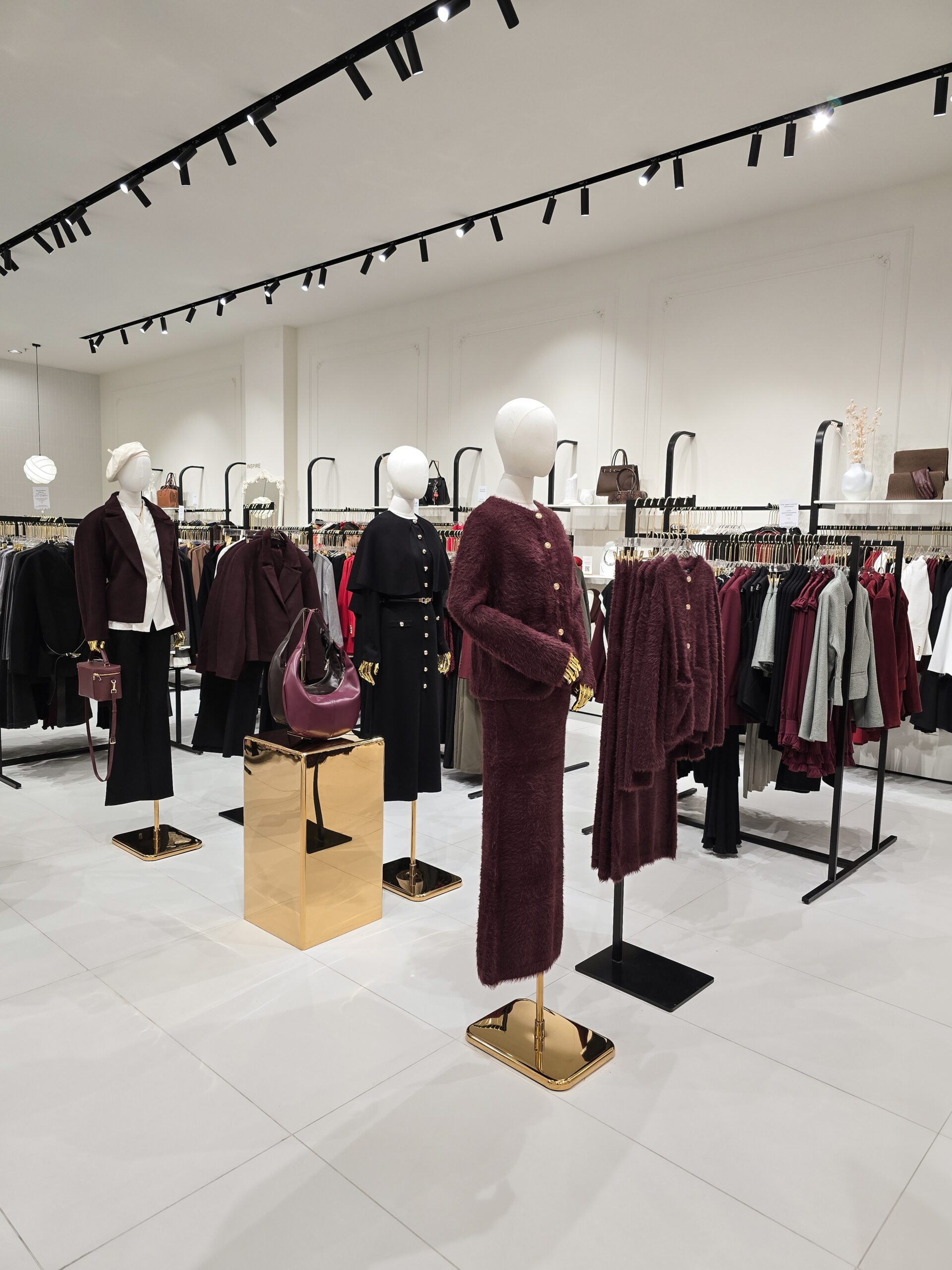Lichi — магазин женской одежды — в ТРЦ Aport Mall East