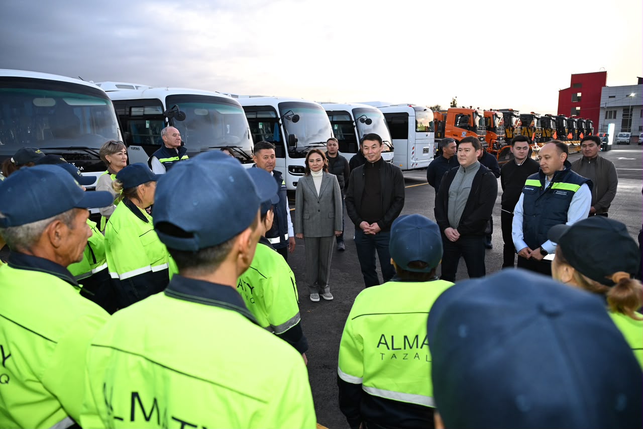 Аким Алматы Дархан Сатыбалды на производственной базе «Алматы Тазалық» в Наурызбайском районе