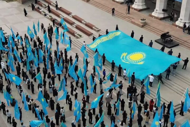 Тысяча алматинцев развернула 14-метровый флаг у КБТУ
