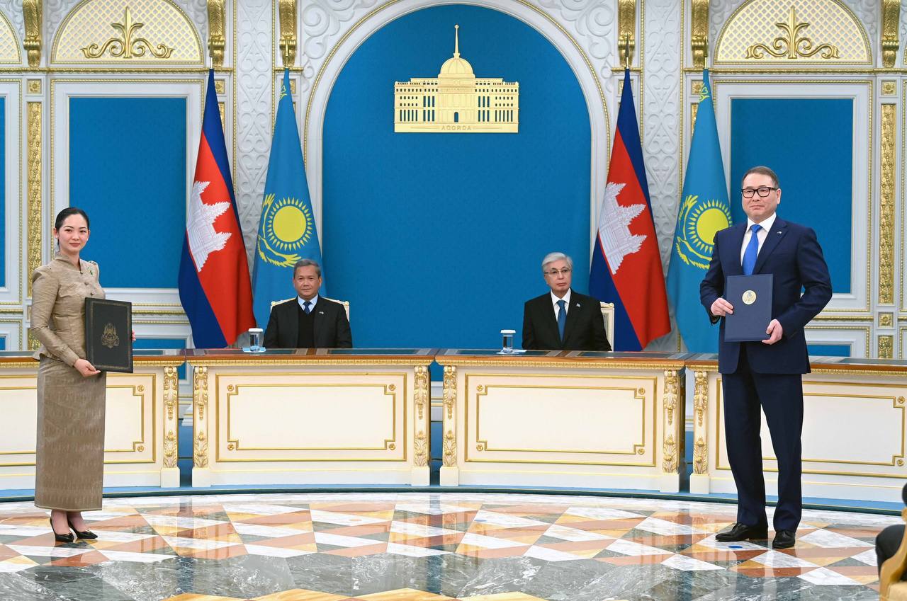 Церемония обмена подписанными документами между Казахстаном и Камбоджей в Акорде