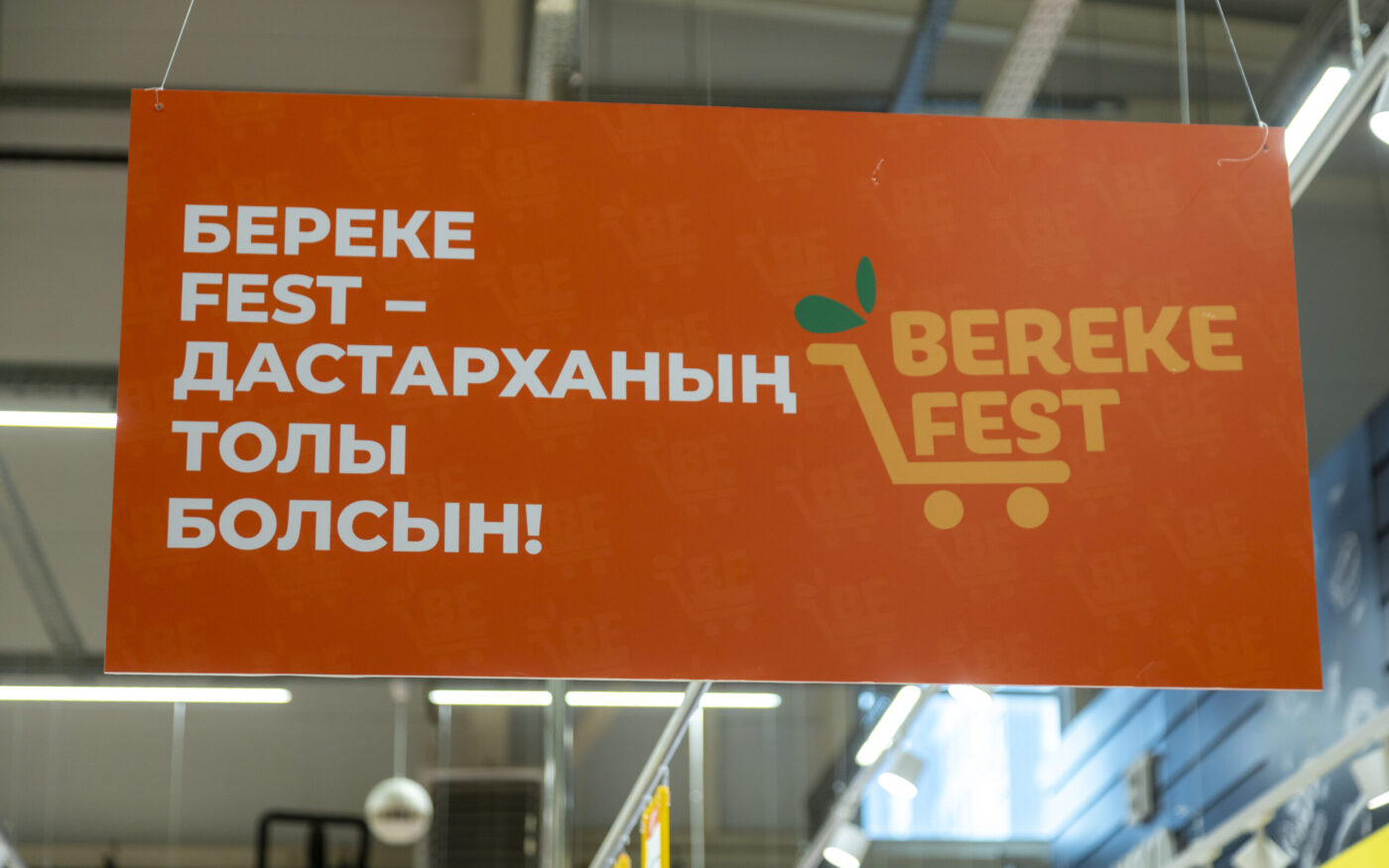 Покупатели в торговом центре во время праздничных скидок