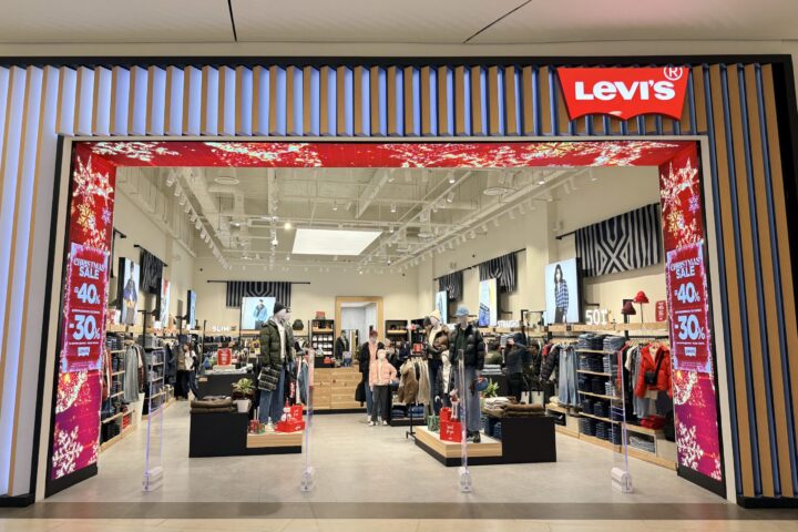 Levi’s — магазин джинсовой одежды — в ТРЦ Aport Mall East