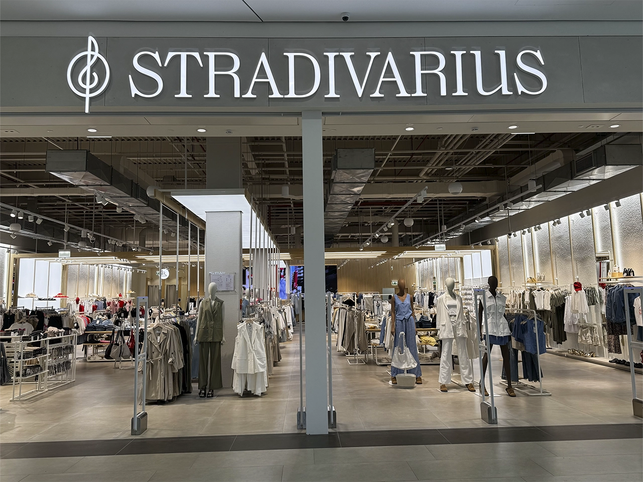 Stradivarius — магазин женской одежды — в ТРЦ Aport Mall East
