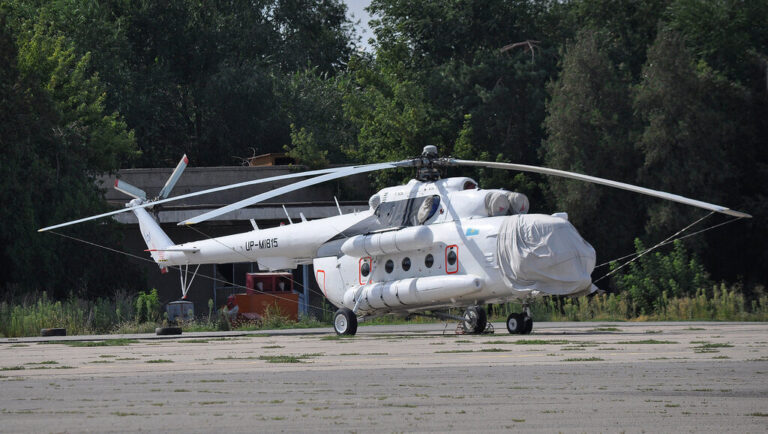Вертолёт Ми-8 на аэродроме Боралдай