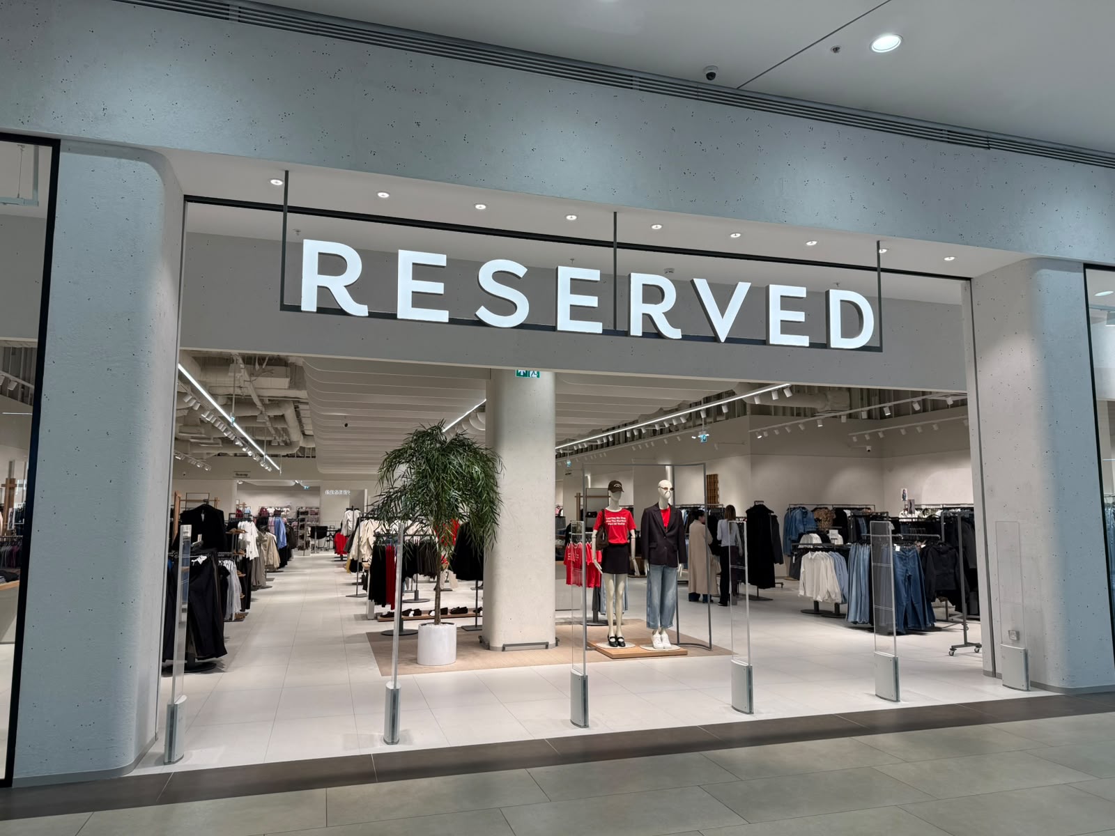 Reserved — магазин одежды — в ТРЦ Aport Mall East